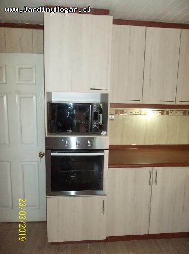 Cocina en color Tokai y terminaciones en Color Cerezo. Contempla Encimera de Gas, Horno elctrico, Lavaplato doble con Llave Monomando, Basurero interior y Luces Led. Instalado y terminado en su Lugar. 