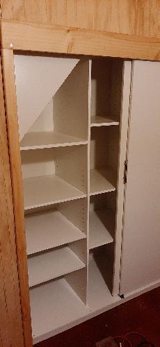 Closet con Puertas correderas bajo escalera en Tableros Melamina Blanca. Adems cubriendo la Pared con Tableros ranurados. 