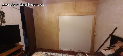 Closet bajo Escalera - Closet con Puertas correderas bajo escalera en Tableros Melamina Blanca. Además cubriendo la Pared con Tableros ranurados. Closet con Puertas correderas bajo escalera en Tableros Melamina Blanca. Además cubriendo la Pared con Tableros ranurados.