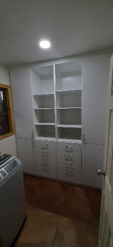 Despensa en Melamina Blanca, Cajones con correderas telescpicas y slow motion. 
Puertas con bisagras de reten y slow motion 