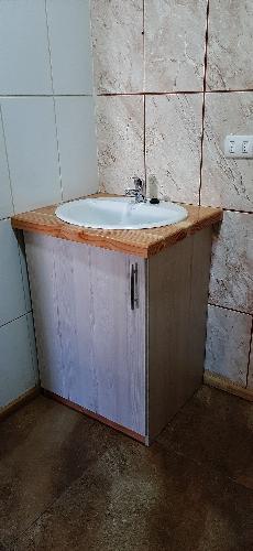 Lavamanos en Tableros color Tokai y Cubierta de Pino Oregn. 